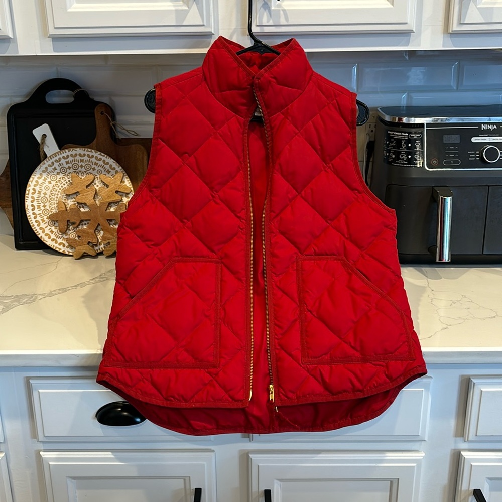 J.Crew women’s red puffer vest great condition.